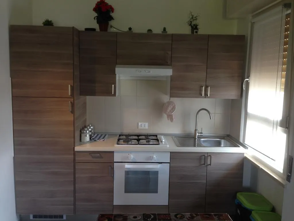 Perla Del Lago Rent Apartments シルミオーネ